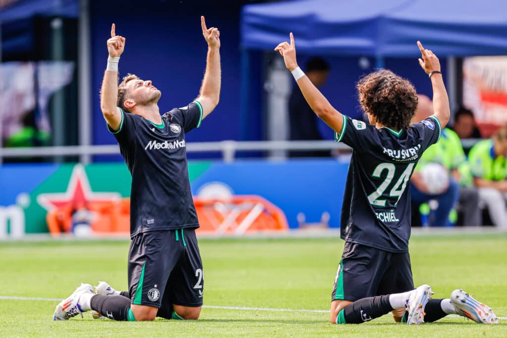 Santiago Gimenez celebra su gol con Gijvai Zechiel en el juego PEC Zwolle vs Feyenoord en la Eredivisie 2024-25