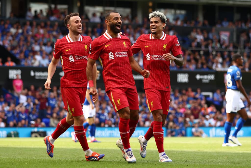 Liverpool vs Nottingham Forest: el tridente Jota, Salah y Díaz ha participado en 12 goles en este iniciode temporada. (Photo by Marc Atkins/Getty Images)