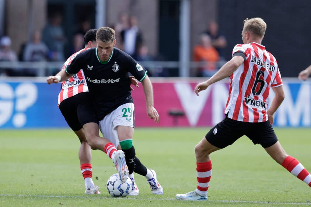 Santiago Giménez ya suma 53 goles en 90 partidos con Feyenoord.