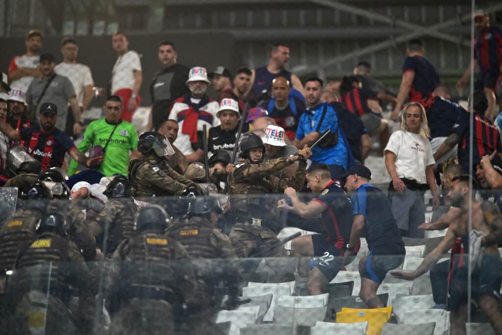 Atlético Mineiro vs San Lorenzo: Fuerte pelea entre policía e hinchas en Brasil. (Photo by Pedro Vilela/Getty Images)