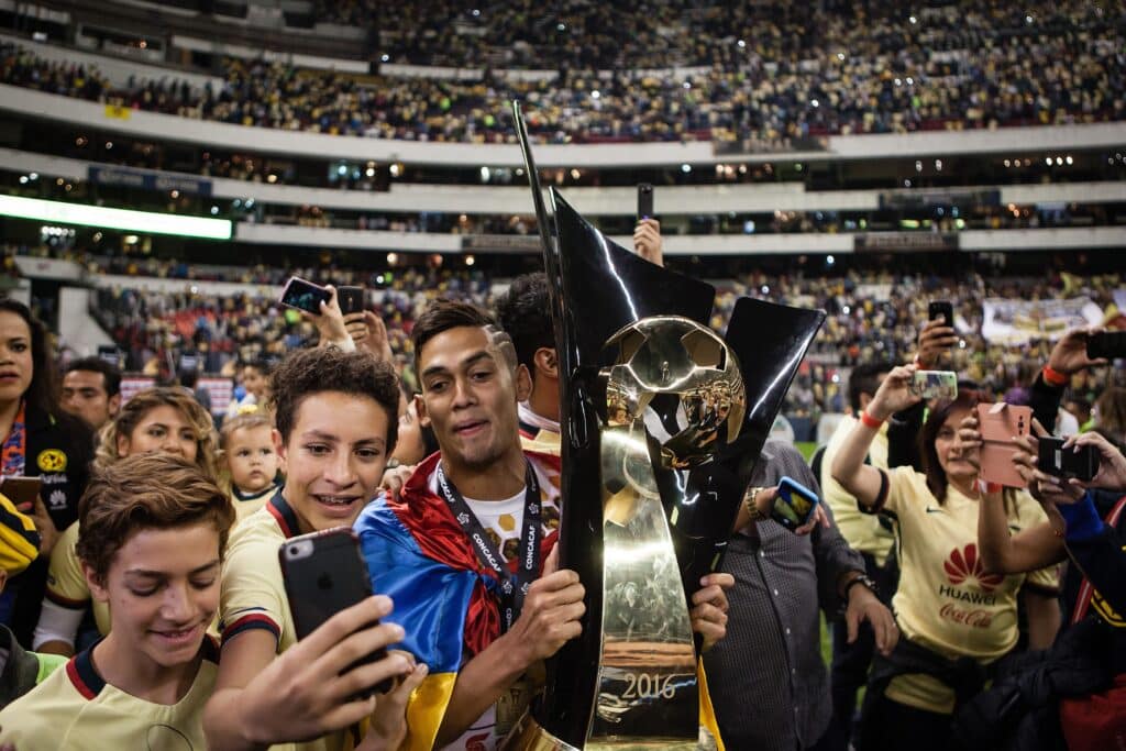 Jugadores del America celebran con el trofeo de la Concachampions 2015-16 CONCACAF Champions League en el estadio Azteca. América vs Tigres