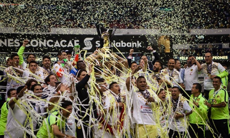 Jugadores del America celebran por ganar la Concachampions 2015-16 CONCACAF Champions League en el estadio Azteca. América vs Tigres