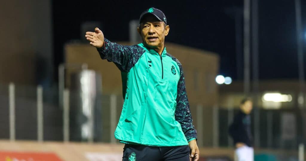 Nacho Ambriz dirigiendo un entrenamiento de Santos Laguna para competencia de Liga MX