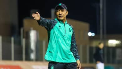 Nacho Ambriz dirigiendo un entrenamiento de Santos Laguna para competencia de Liga MX