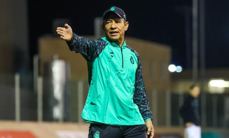 Nacho Ambriz dirigiendo un entrenamiento de Santos Laguna para competencia de Liga MX