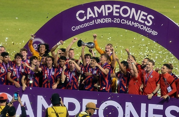 Jugadores de Estados Unidos celebran que ganaron la Final Sub-20 de la Concacaf en 2022.