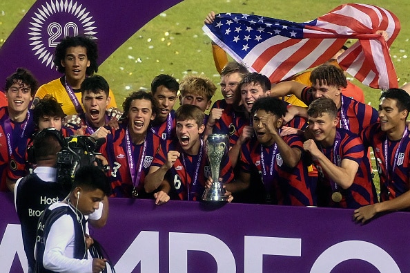 Estados Unidos celebra la obtención del título al ganar la Final Sub-20 de la Concacaf en 2022.