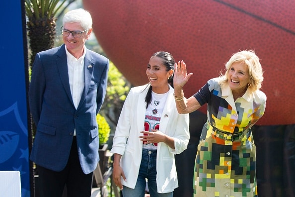 Diana Flores, quarterback la Selección Mexicana Femenil de Flag Football, con Jill Biden en Mexico.