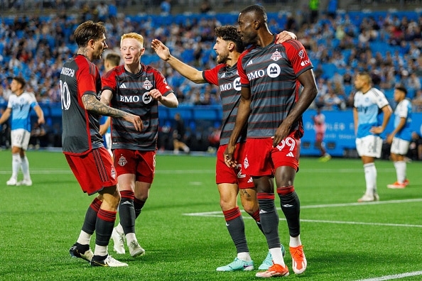 Prince Osei Owusu, Jonathan Osorio, Matty Longstaff y Federico Bernardeschi del Toronto FC festajan un gol vs Charlotte FC en la campaña 2024 de la MLS. Pachuca vs Toronto