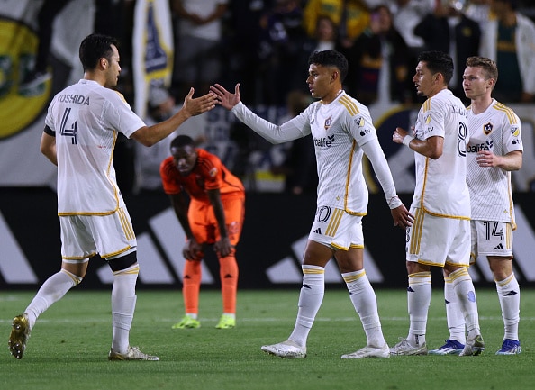 Maya Yoshida, Edwin Cerrillo, Marco Delgado y John Nelson de  Los Angeles Galaxy celebran un gol vs Houston Dynamo en un partido de la MLS 2024.Seattle Sounders vs Galaxy