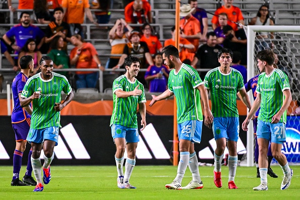 Paul Rothrock y Jackson Ragen celebran su gol para Seattle Sounders vs Houston Dynamo en la MLS 2024. Seattle Sounders vs Necaxa