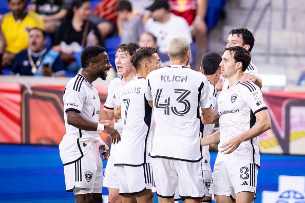 Jugadores del DC United celebran con Jared Stroud  su gol vs New York Red Bulls en la MLS 2024. DC United vs Mazatlán