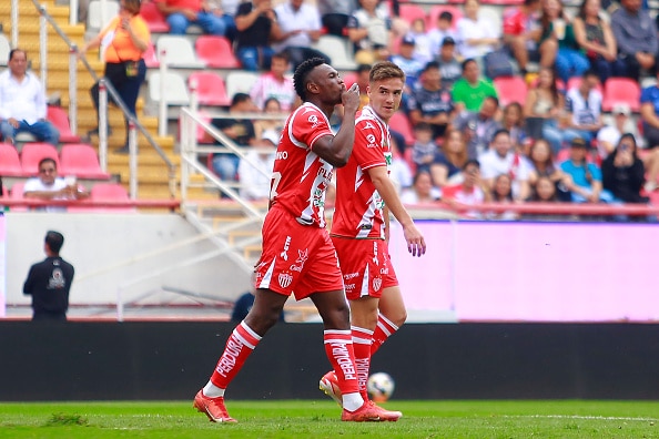 Diber Cambindo del Necaxa celebra su gol vs Puebla en el Apertura 2024 de la Liga MX. San José vs Necaxa