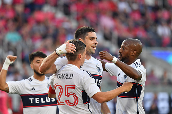 Ryan Gauld , Brian White y Fafa Picault de los Vancouver Whitecaps celebran un gol durante un partido de la MLS 2024. Vancouver vs Tijuana Vancouver vs Pumas