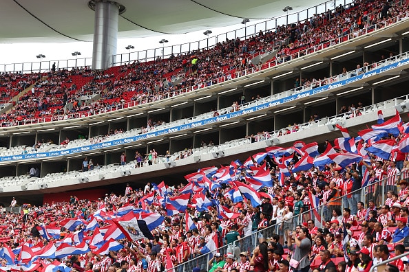 Fans de las Chivas en el estadio Akron en el partido vs Mazatlán del Apertura 2024 de la Liga MX, México