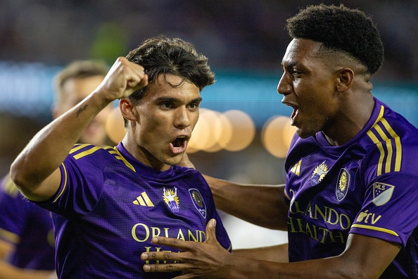 Ramiro Enrique y Alex Freeman del Orlando City celebran un gol vs DC United en la MLS 2024. Orlando City vs San Luis