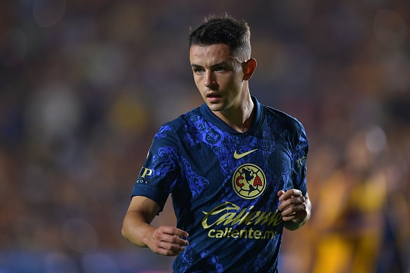 Álvaro Fidalgo disputando un partido con el Club América por el Apertura 2024 en la Liga MX.