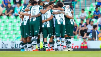 Jugadores de Santos Laguna se reúnen en la cancha en el partido vs Tigres en el Apertura 2024 de la Liga MX. Atlanta United vs Santos Tijuana vs Santos