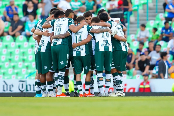 Jugadores de Santos Laguna se reúnen en la cancha en el partido vs Tigres en el Apertura 2024 de la Liga MX. Atlanta United vs Santos Tijuana vs Santos