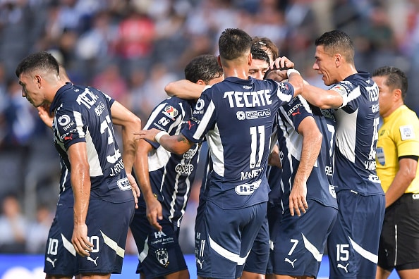 Jugadores de Monterrey celebran la anotación en el partido vs Queretaro en el Apertura 2024 de la Liga MX. Monterrey vs Pumas