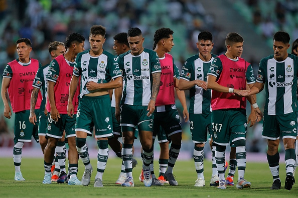 Futbolistas de Santos Laguna al terminar el partidos vs Tigres del Apertura 2024 de la Liga MX. Atlanta United vs Santos Cincinnati vs Santos Tijuana vs Santos