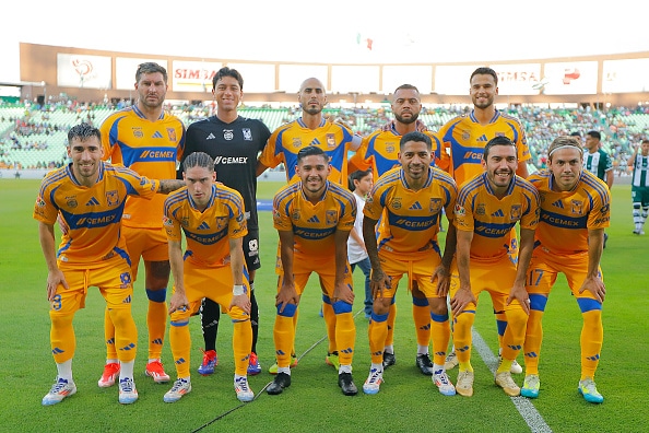 Jugadores de Tigres posan antes del partido vs Santos en el Apertura 2024 de la Liga MX. Tigres vs Pachuca Pumas vs Tigres