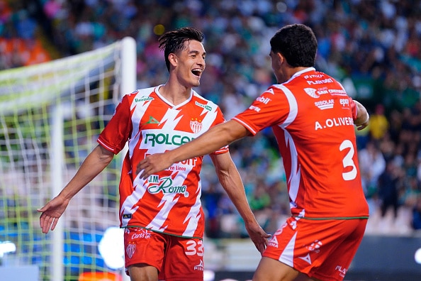 Fernando Arce del Necaxa celebra su gol vs Leon en el juego del Apertura 2024 de la Liga MX. Seattle Sounders vs Necaxa San José vs Necaxa