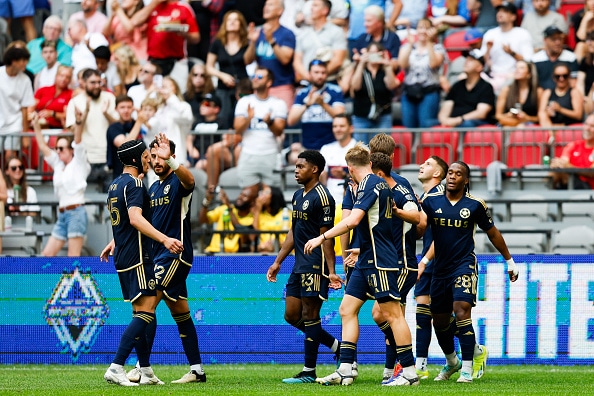 Jugadores de Vancouver Whitecaps celebran un gol en un amistoso vs Wrexham AFC en 2024.