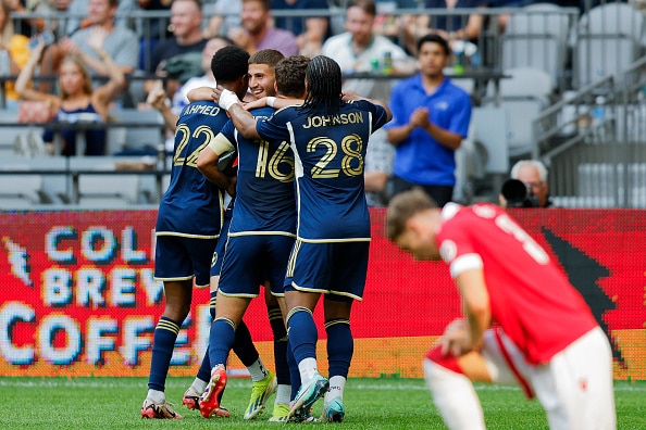 Jugadores de Vancouver Whitecaps festejan su anotación en un amistoso vs Wrexham AFC en 2024. Vancouver vs Pumas