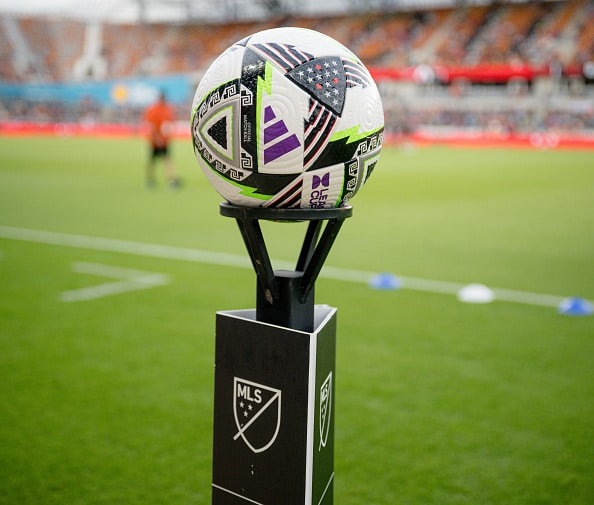 Balón de la Leagues Cup 2024 en el partido de Atlas vs Houston Dynamo en el Shell Energy Stadium.