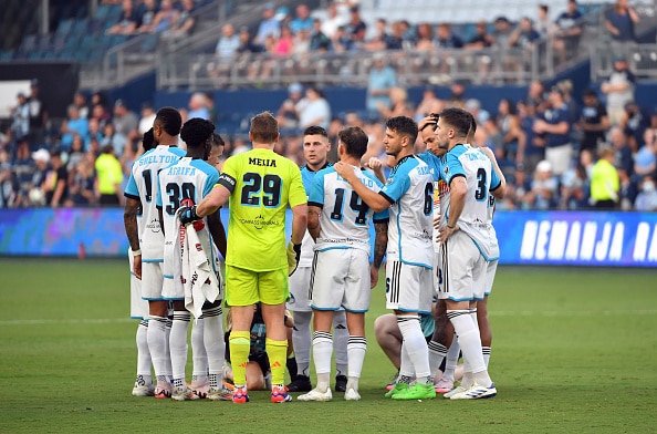 Jugadores del Sporting Kansas City platican antes de un partido vs Chicago Fire de la Leagues Cup 2024. Toluca vs Kansas City