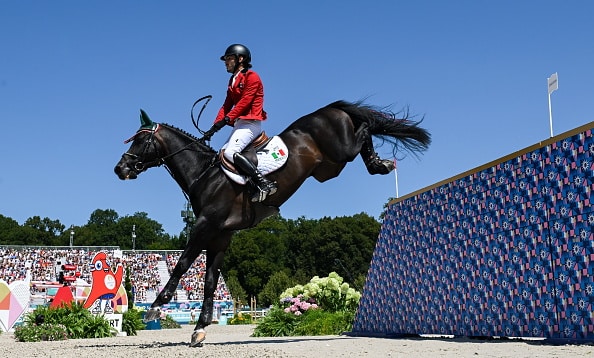 Andrés Azcárraga de México y su caballo Contendros 2, durante la etapa eliminatoria de la prueba de Salto Individual en los Juegos Olímpicos París 2024.