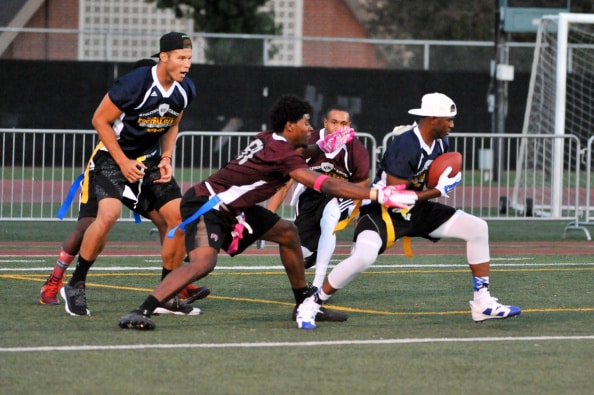 Jugadores de la NBA como Chris Paul y Blake Griffin juegan Flag Football en 2014 para reunir fondos contra el cancer.