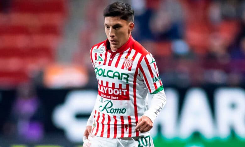 Heriberto Jurado jugador del Club Necaxa jugando por Liga MX en 2023