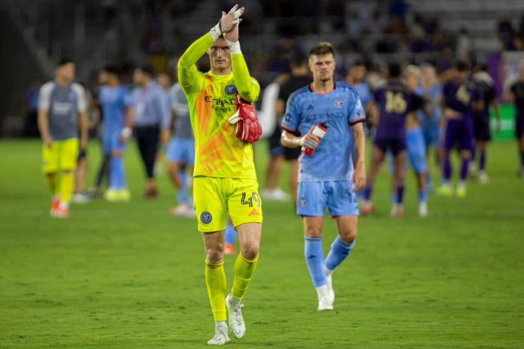 El portero Freese Mathew y Strahinja Tanasijevic en el juego New York City vs Orlando City en la MLS 2024.