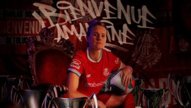 Amandine Henry con el Club Deportivo Toluca Femenil, posando en su presentación oficial y bienvenida al CLub.