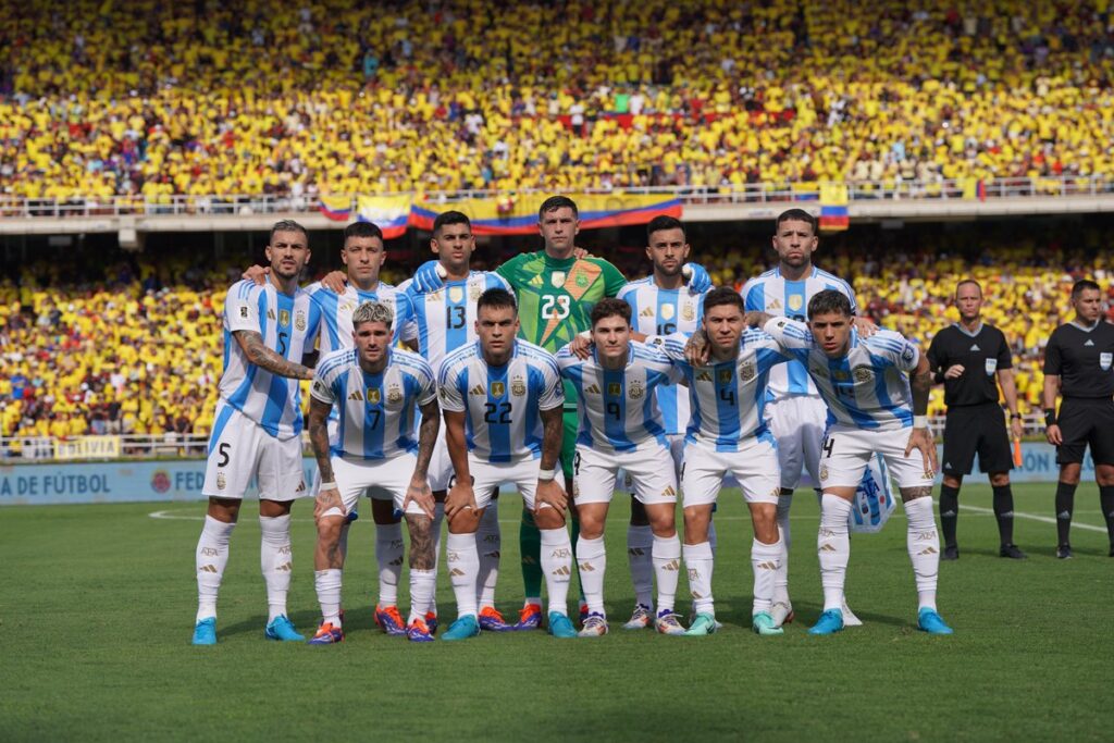 La selección de Lionel Scaloni es la líder de las Eliminatorias, pese a su última caída en Colombia. (Foto. Getty Images)