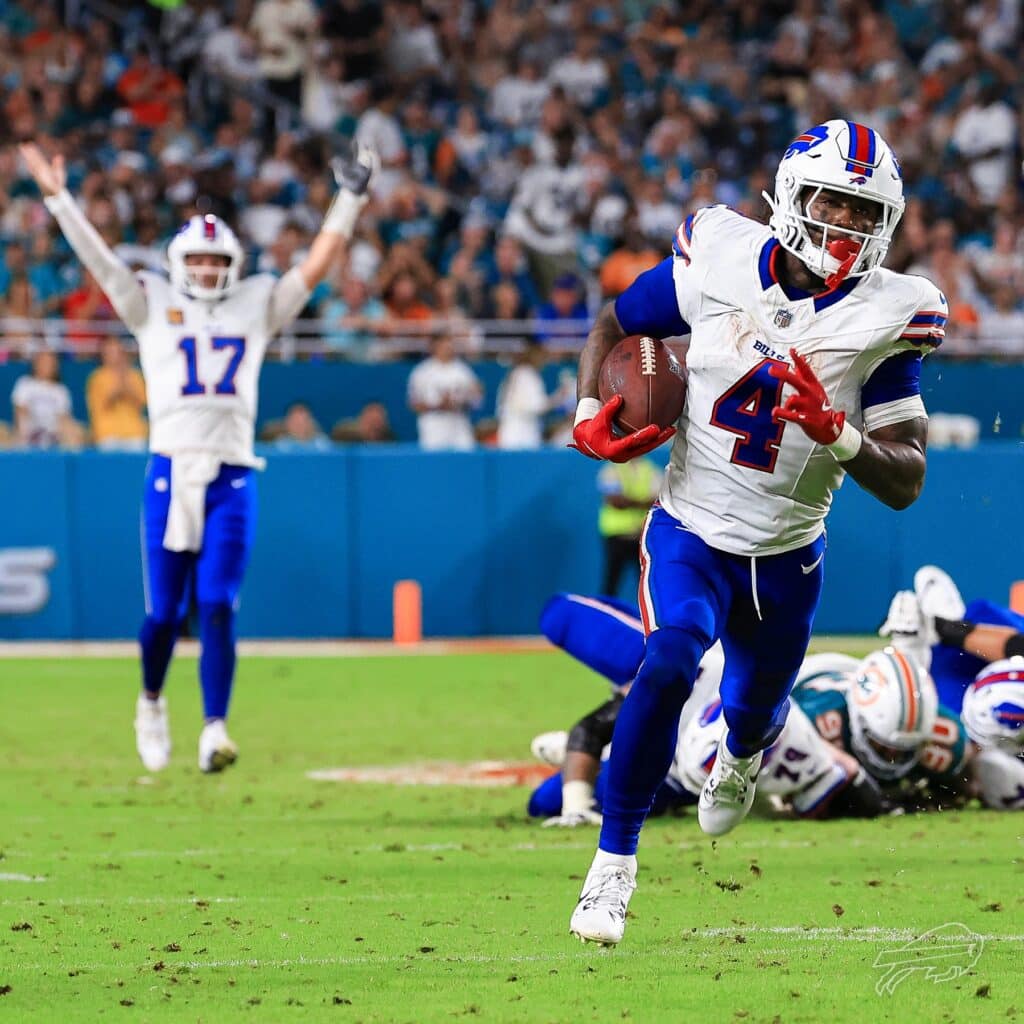 Josh Allen, de fondo, festeja el touchdown de James Cook. Ambos estarán en el encuentro de Buffalo Bills vs Jacksonville Jaguars. (@bills)