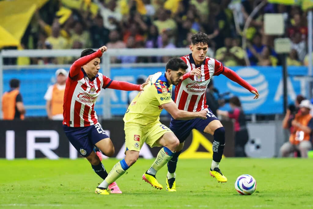 Sebastián Cáceres es duda para encarar el "Clásico Nacional"(Foto: Manuel Velasquez/Getty Images)