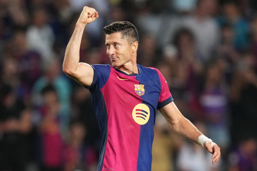 Barcelona vs Bayern: Robert Lewandowski es el máximo goleador del Barça en la temporada, convirtiendo 14 goles en solo 12 duelos disputados. (Photo by Alex Caparros/Getty Images)