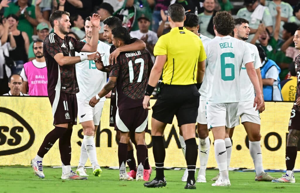 La Selección Mexicana fue castigado por la afición en Pasadena, California.