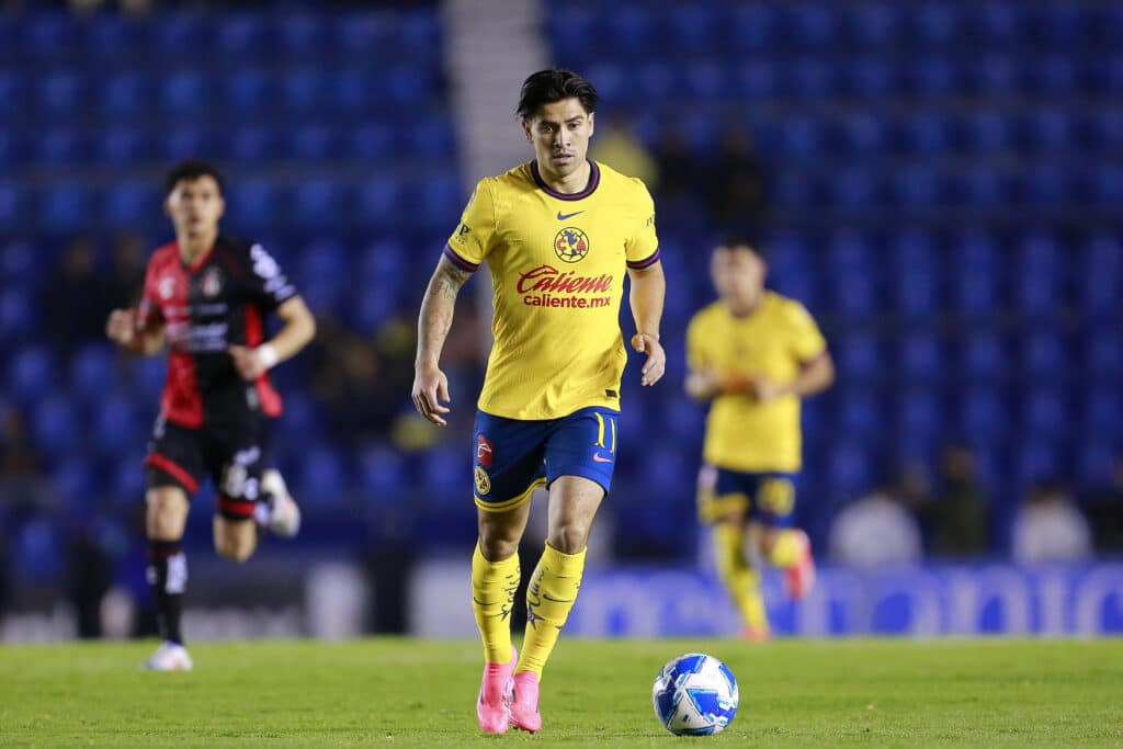 Víctor Dávila tardó 13 minutos en estrenarse con el casaca azulcrema.