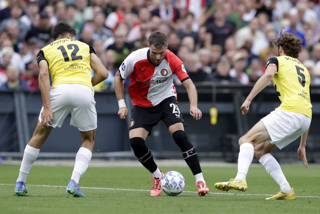 Santiago Giménez en el duelo ante NAC Breda por la Eredvisie de Países Bajos