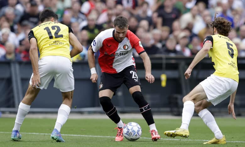 Santiago Giménez en el duelo ante NAC Breda por la Eredvisie de Países Bajos