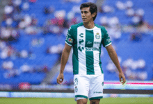 José Juan Macias con Santos Laguna disputando un partido