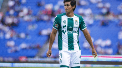 José Juan Macias con Santos Laguna disputando un partido