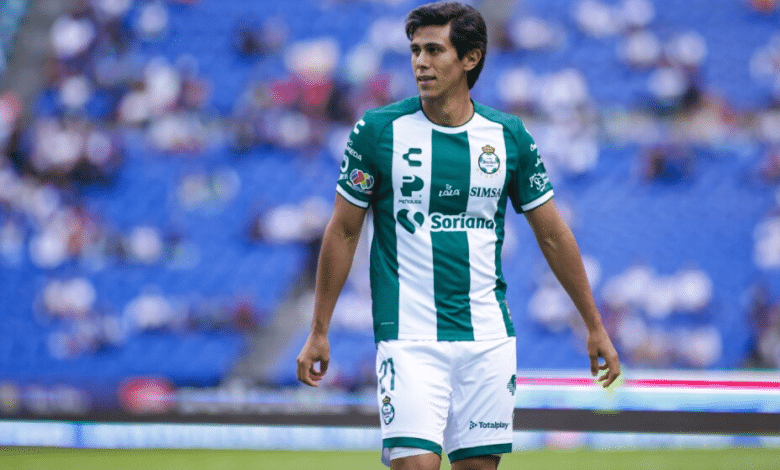 José Juan Macias con Santos Laguna disputando un partido