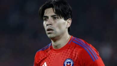 Víctor Dávila con la Selección de Chile disputando un partido. Rumor para refuerzo del Club América.