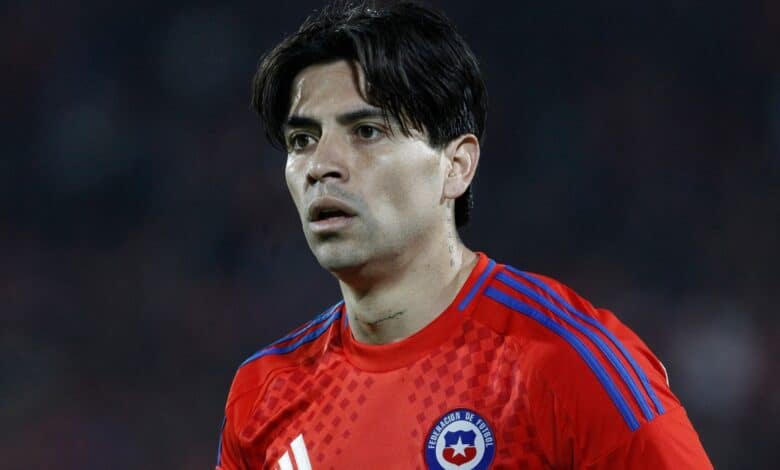 Víctor Dávila con la Selección de Chile disputando un partido. Rumor para refuerzo del Club América.