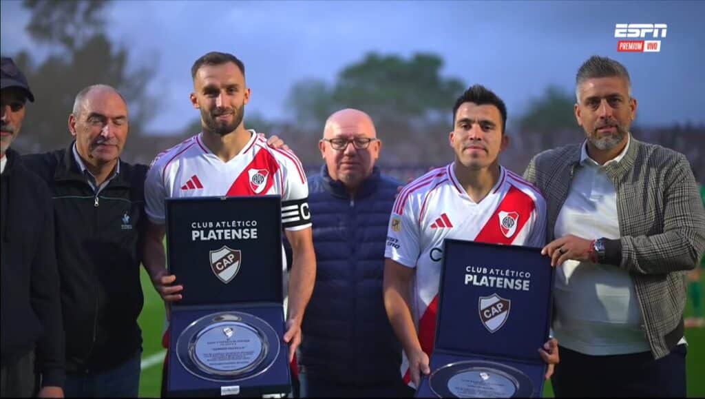 Marcos Acuña y Germán Pezzella, del homenaje a salir reemplazados por lesión.